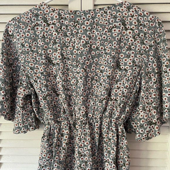 Beautiful Womens Blouse , floral pattern - Picture 3 of 3